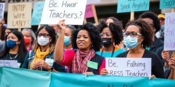 Teachers mobilize for contract negotiations